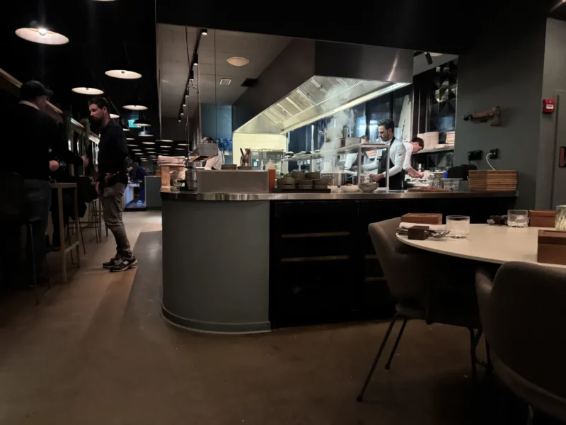 Tafel met uitzicht op de keuken