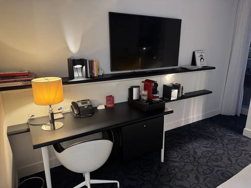 Ruim bureau met TV