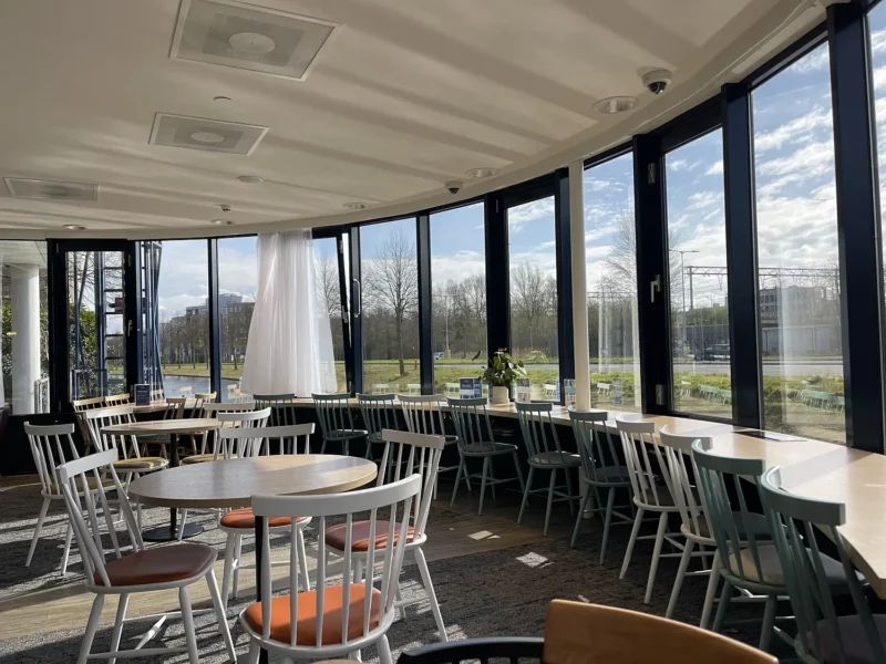 Ontbijtruimte met uitzicht