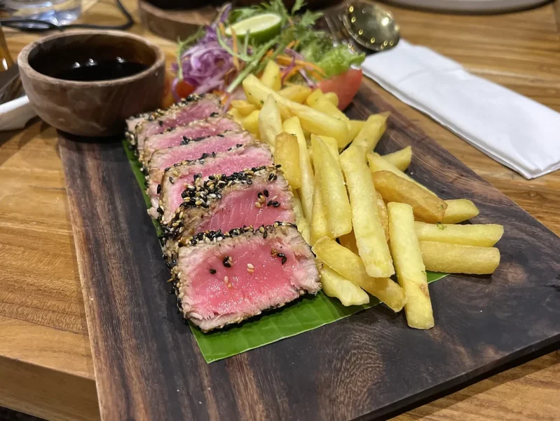 Geflambeerde Tonijn met frites