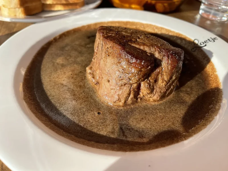 Biefstuk met jus en witte brood