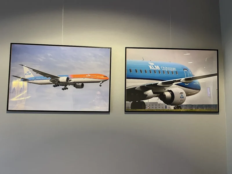 Foto's op de wand in de lobby