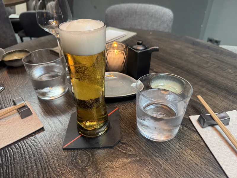 Asahi op een gedekte tafel
