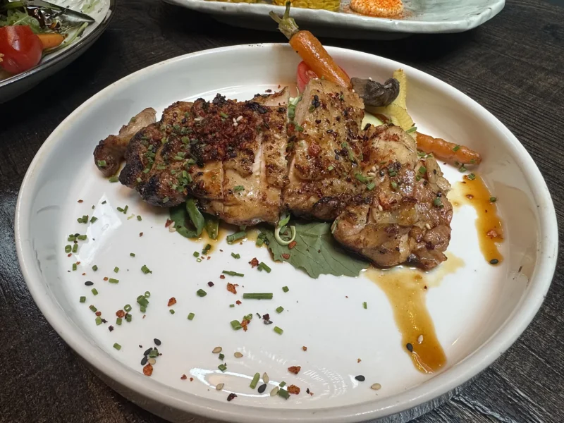 Sappige kippendij van de grill